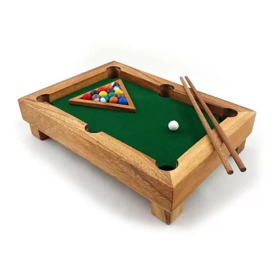 Lille håndlavet poolbord i træ til spil og dekoration