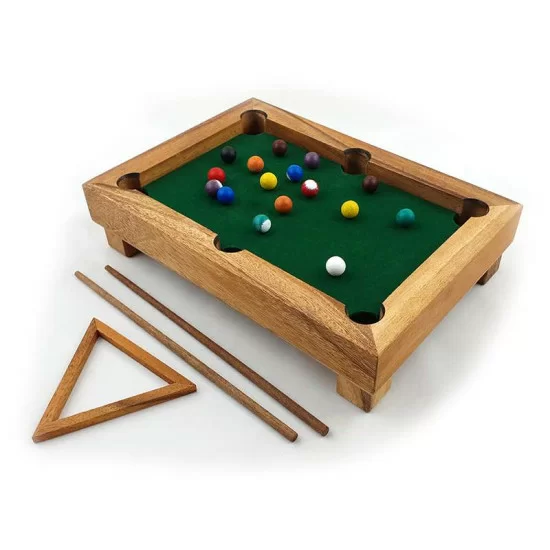 Lille håndlavet poolbord i træ til spil og dekoration