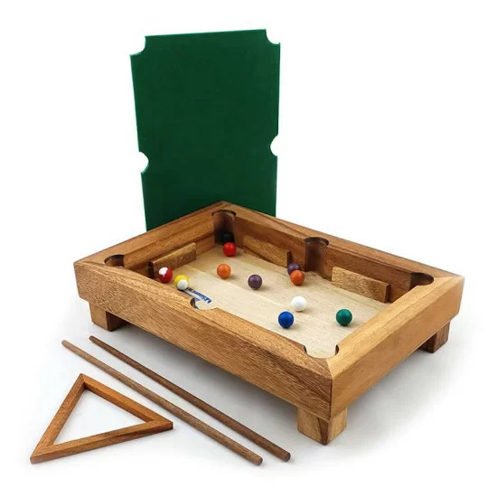 Lille håndlavet poolbord i træ til spil og dekoration